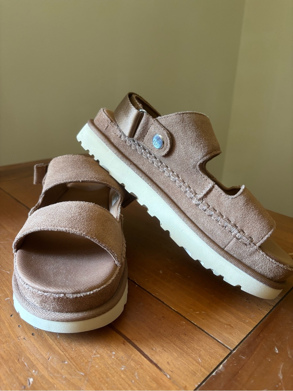 UGG Women's Goldenstar Sandal . Size: 9